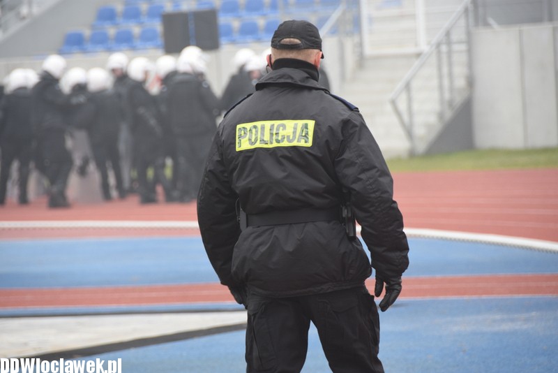Ćwiczenia policji na stadionie OSiR