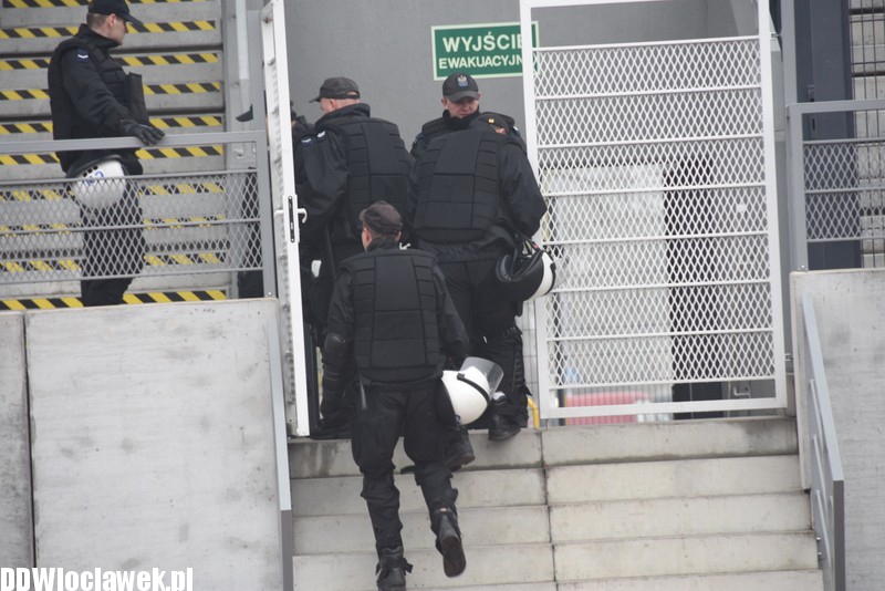 Ćwiczenia policji na stadionie OSiR