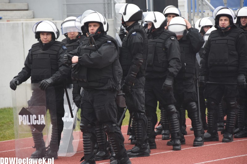 Ćwiczenia policji na stadionie OSiR