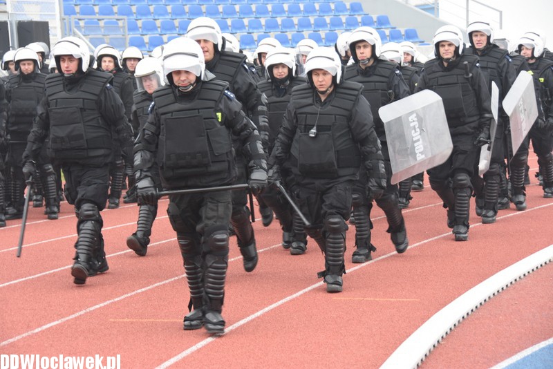 Ćwiczenia policji na stadionie OSiR
