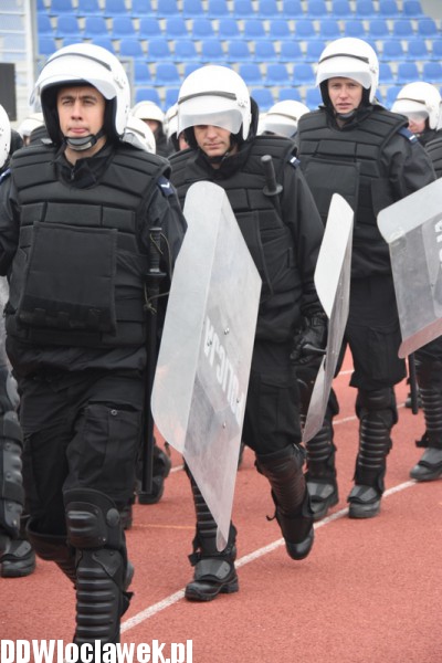 Ćwiczenia policji na stadionie OSiR