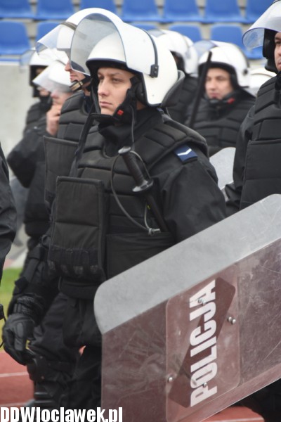 Ćwiczenia policji na stadionie OSiR