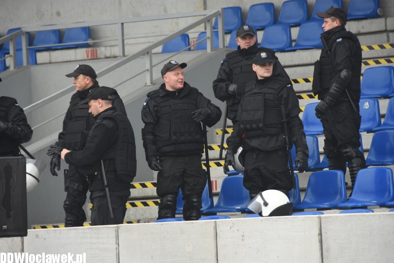 Ćwiczenia policji na stadionie OSiR
