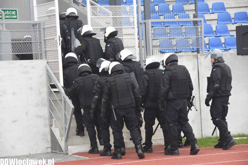Ćwiczenia policji na stadionie OSiR