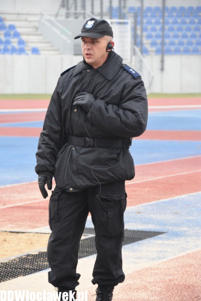 Ćwiczenia policji na stadionie OSiR