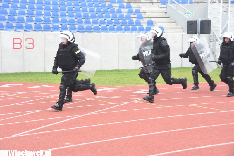 Ćwiczenia policji na stadionie OSiR