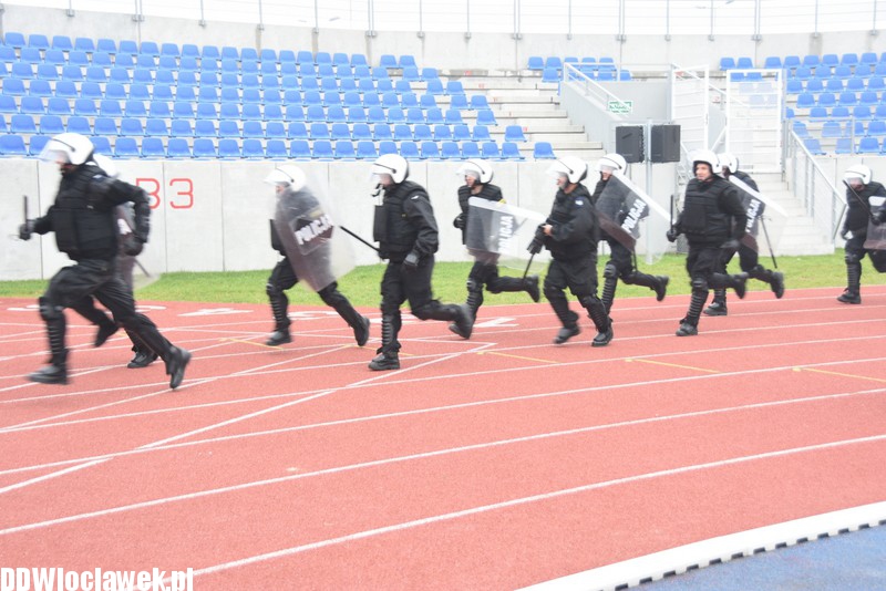 Ćwiczenia policji na stadionie OSiR