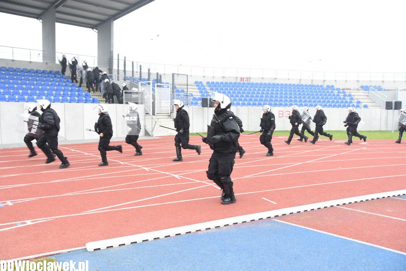 Ćwiczenia policji na stadionie OSiR