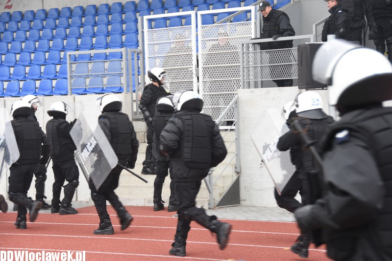 Ćwiczenia policji na stadionie OSiR