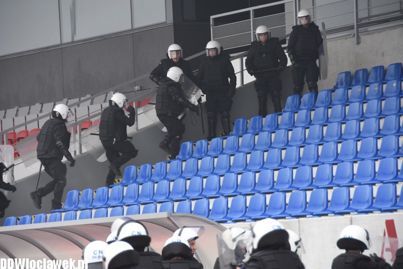 Ćwiczenia policji na stadionie OSiR
