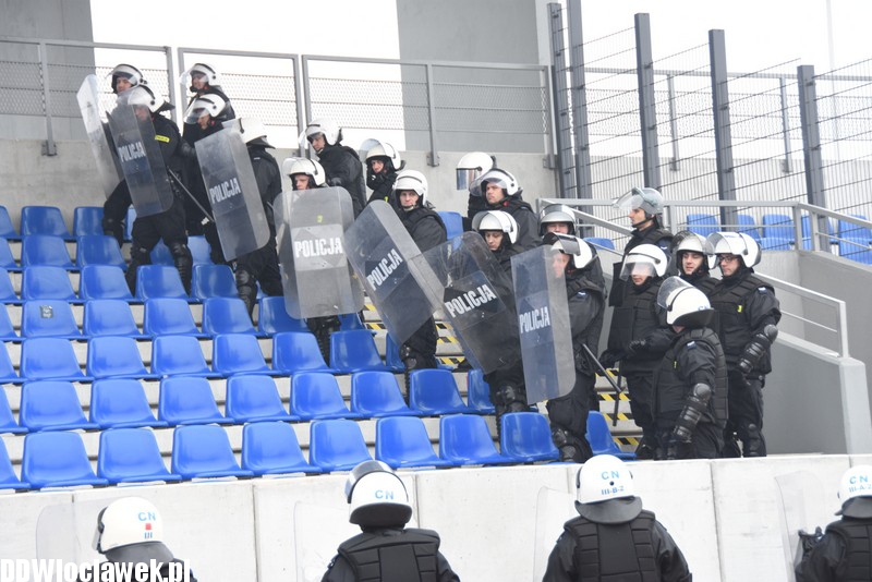 Ćwiczenia policji na stadionie OSiR