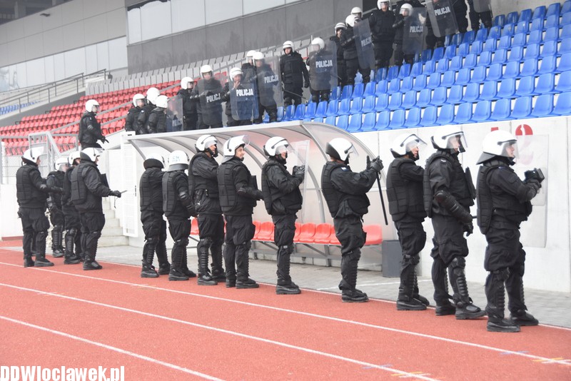 Ćwiczenia policji na stadionie OSiR
