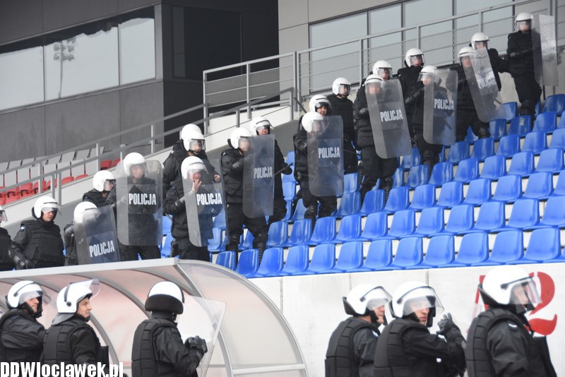 Ćwiczenia policji na stadionie OSiR