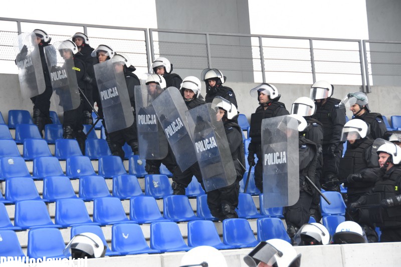 Ćwiczenia policji na stadionie OSiR