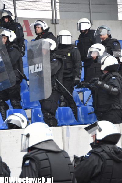 Ćwiczenia policji na stadionie OSiR