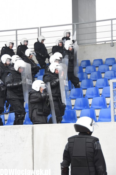 Ćwiczenia policji na stadionie OSiR