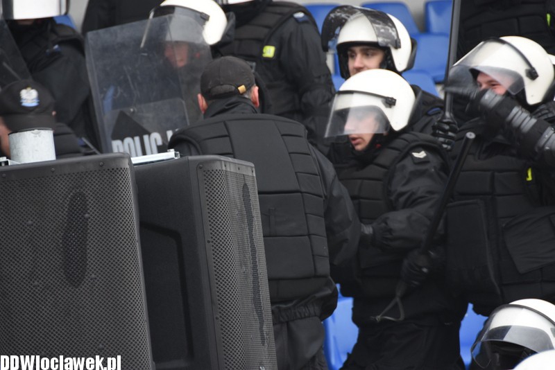 Ćwiczenia policji na stadionie OSiR