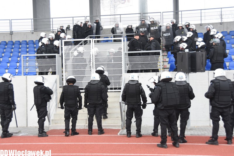 Ćwiczenia policji na stadionie OSiR