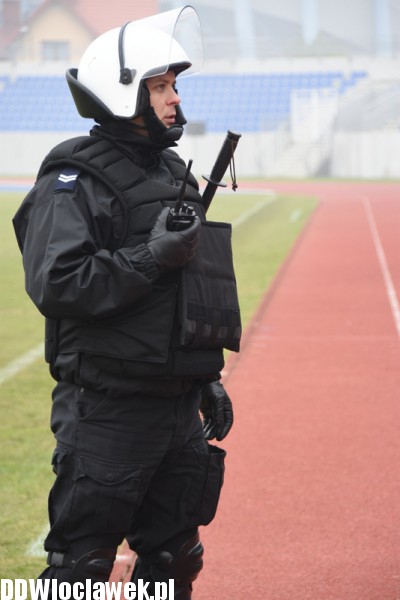 Ćwiczenia policji na stadionie OSiR