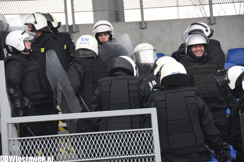 Ćwiczenia policji na stadionie OSiR