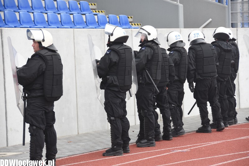 Ćwiczenia policji na stadionie OSiR