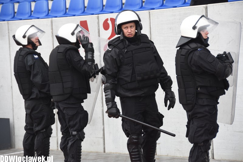 Ćwiczenia policji na stadionie OSiR