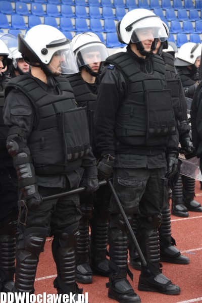 Ćwiczenia policji na stadionie OSiR
