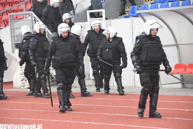Ćwiczenia policji na stadionie OSiR