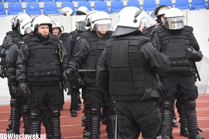 Ćwiczenia policji na stadionie OSiR