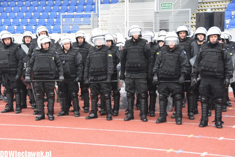 Ćwiczenia policji na stadionie OSiR