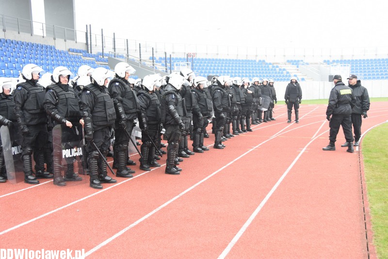 Ćwiczenia policji na stadionie OSiR