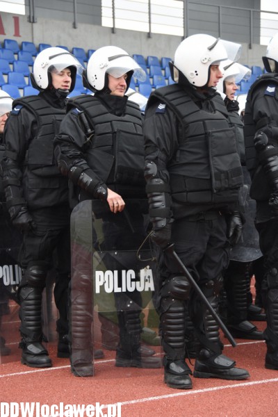 Ćwiczenia policji na stadionie OSiR
