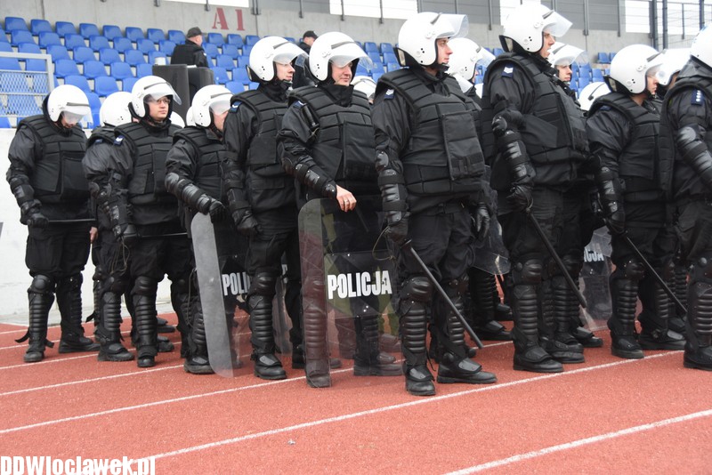 Ćwiczenia policji na stadionie OSiR