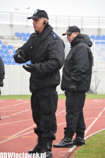 Ćwiczenia policji na stadionie OSiR