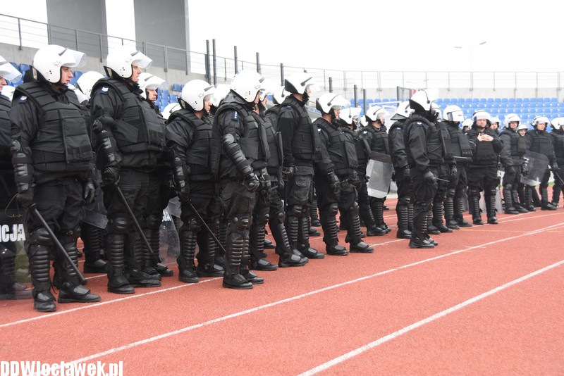 Ćwiczenia policji na stadionie OSiR