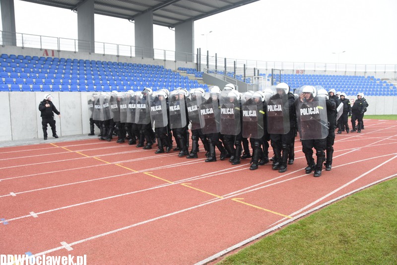 Ćwiczenia policji na stadionie OSiR