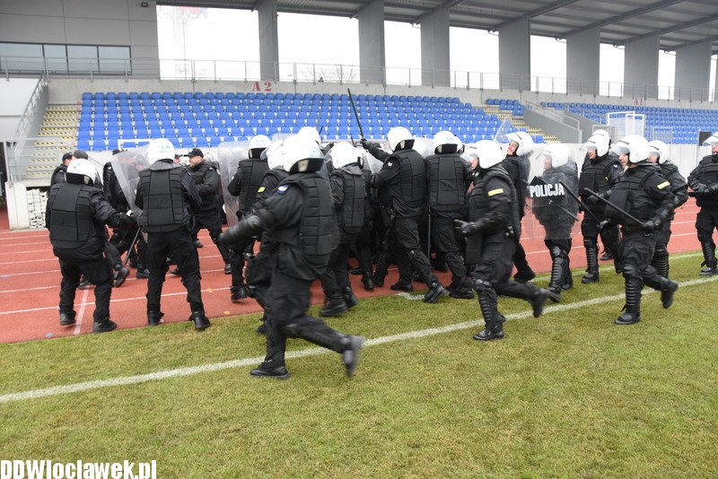 Ćwiczenia policji na stadionie OSiR