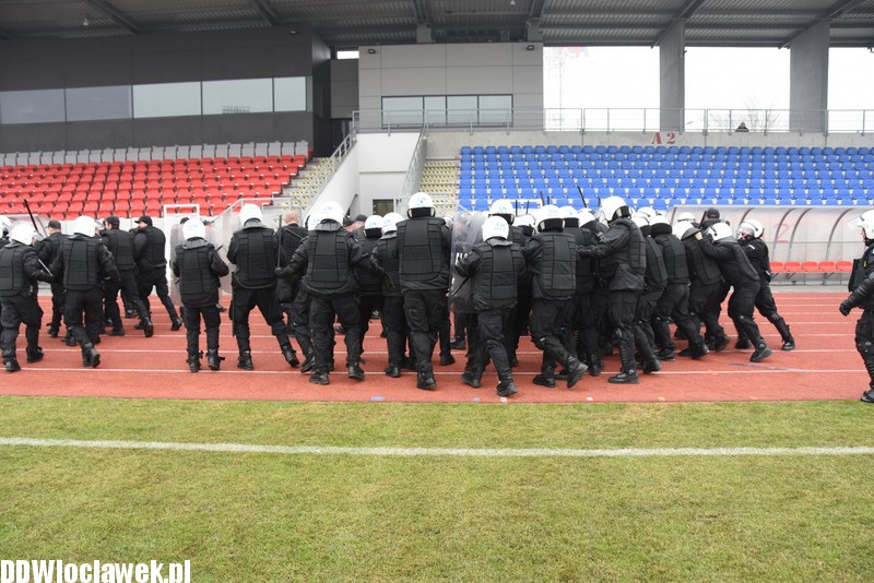 Ćwiczenia policji na stadionie OSiR