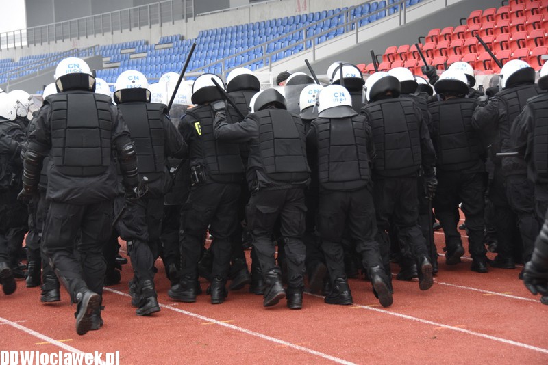 Ćwiczenia policji na stadionie OSiR
