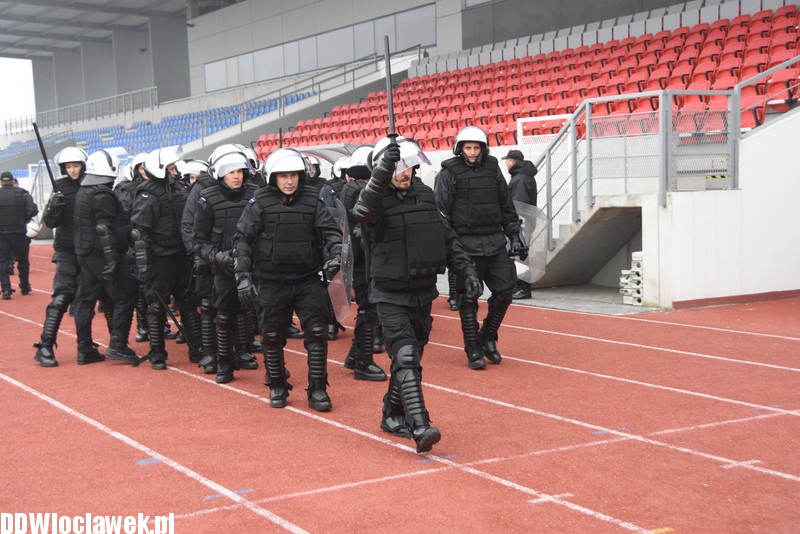 Ćwiczenia policji na stadionie OSiR