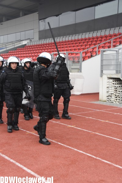 Ćwiczenia policji na stadionie OSiR