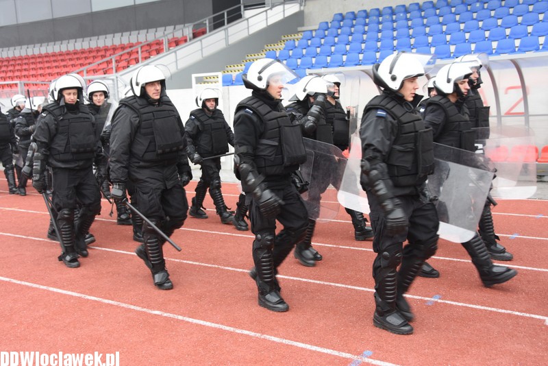 Ćwiczenia policji na stadionie OSiR