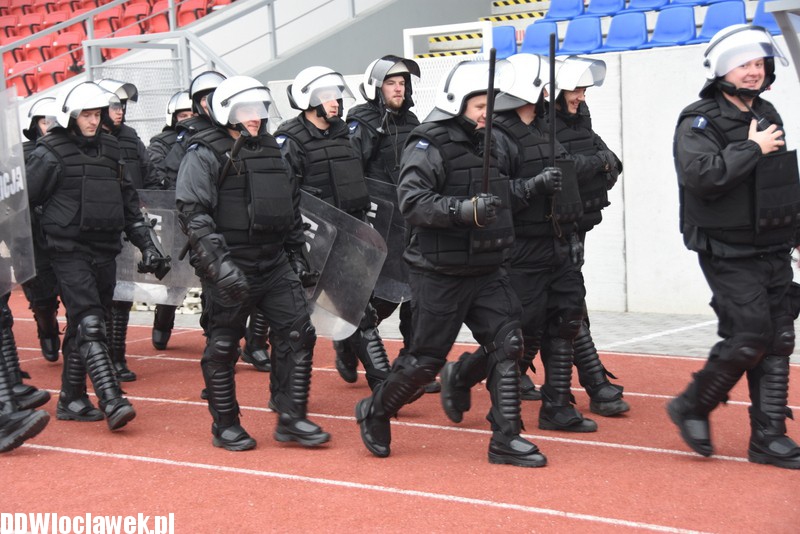 Ćwiczenia policji na stadionie OSiR