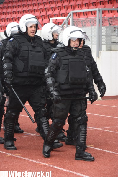 Ćwiczenia policji na stadionie OSiR