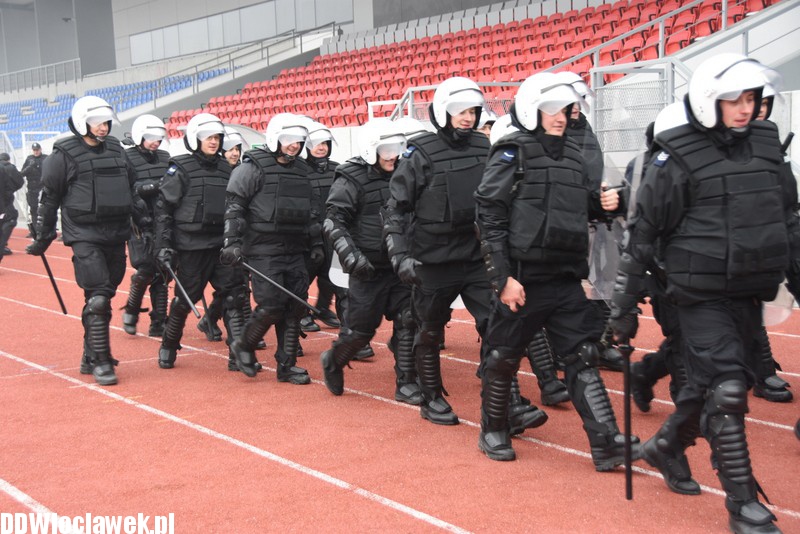 Ćwiczenia policji na stadionie OSiR