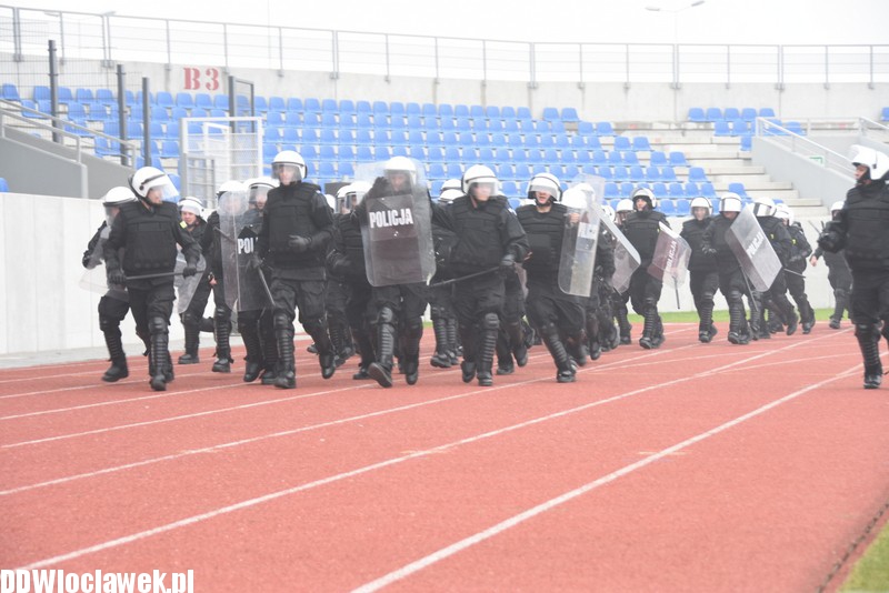 Ćwiczenia policji na stadionie OSiR