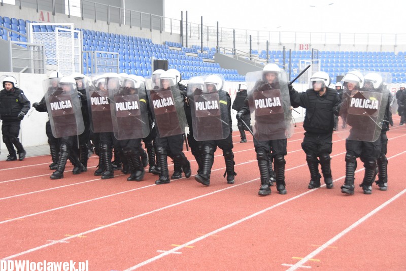 Ćwiczenia policji na stadionie OSiR