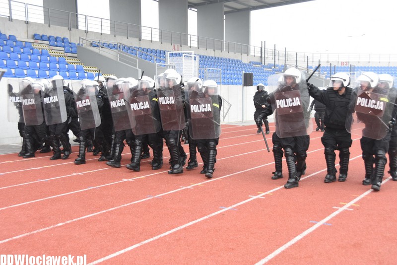 Ćwiczenia policji na stadionie OSiR