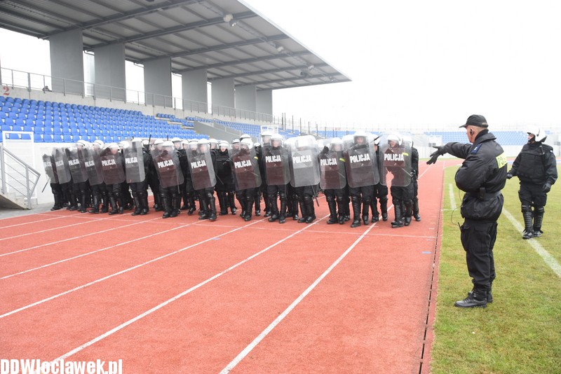 Ćwiczenia policji na stadionie OSiR