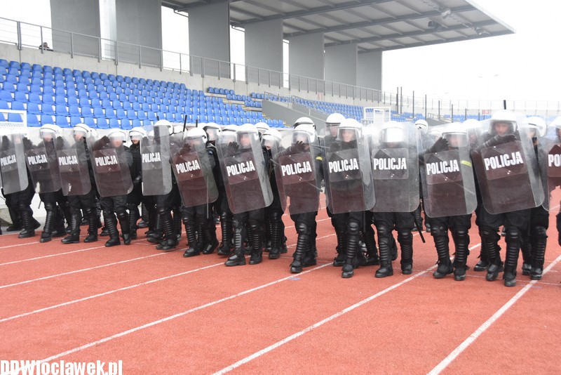 Ćwiczenia policji na stadionie OSiR